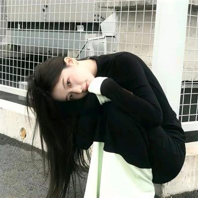 衣衫褴褛的罗尼